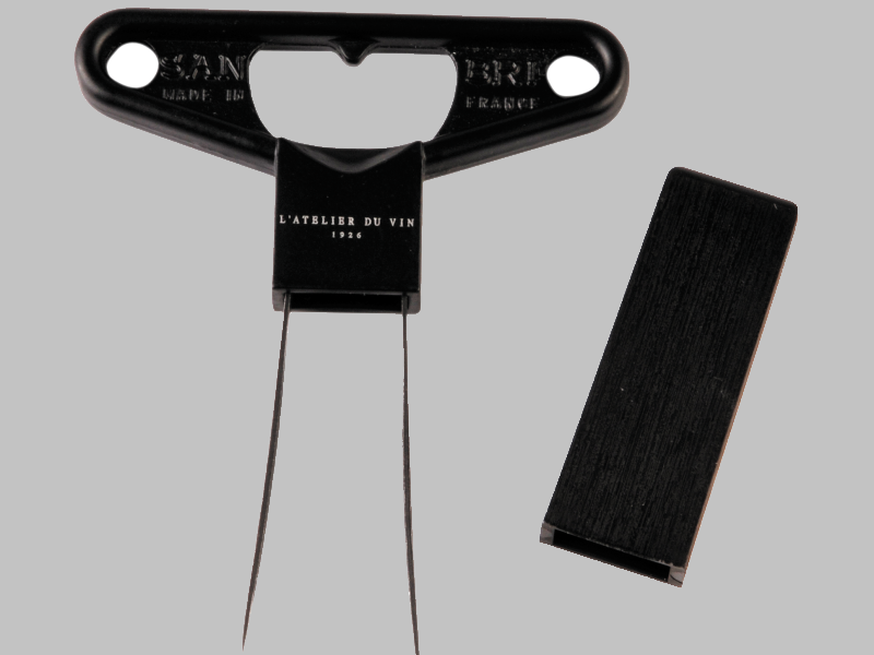 L’Atelier du Vin’in 1949’dan beri (patent tarihi) ürün yelpazesinin tarihi bir parçası olan Bilame çift bıçaklı tirbuşon, eski ve hassas mantarları bile kolayca çıkarır. Mantar delinmediği için parçalanma sorunu yaşanmaz. Siyah metalden imal edilmektedir.